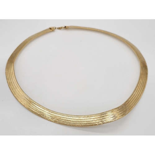 691 - A mixed lot consisting of:
18 k yellow gold Two necklaces, one chain necklace with pendant and two p... 