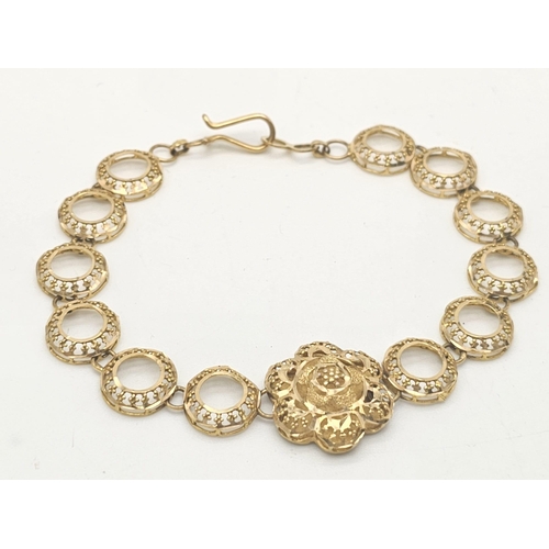 726 - Withdrawn
A yellow gold mixed lot consisting of 
22 K ring (with thread as size reducer)
21 K bracel... 