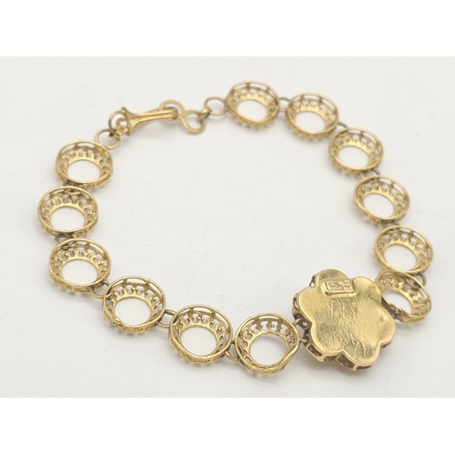 726 - Withdrawn
A yellow gold mixed lot consisting of 
22 K ring (with thread as size reducer)
21 K bracel... 