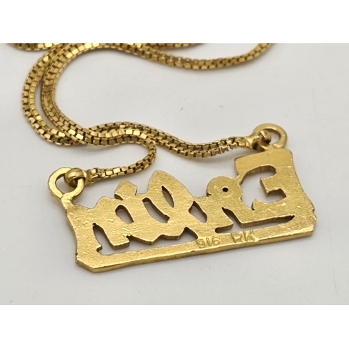 797 - A yellow gold mixed lot consisting of: 
24 K gold bar (weight: 2.5 g)
22 K Chain with pendant
18 K  ... 