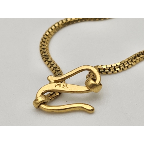 797 - A yellow gold mixed lot consisting of: 
24 K gold bar (weight: 2.5 g)
22 K Chain with pendant
18 K  ... 