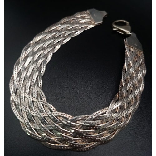 1480 - A 925 Silver Bracelet in a Lattice Decoration. 19cm. 14.4g