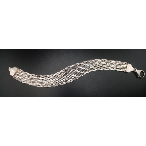 1480 - A 925 Silver Bracelet in a Lattice Decoration. 19cm. 14.4g