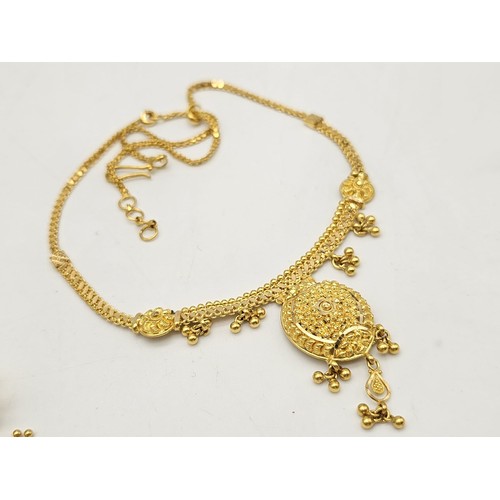 733 - Withdrawn
A yellow gold mixed lot consisting of: 
22 K Five chains, eight rings, two necklaces, two ... 