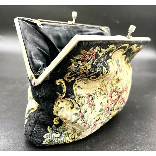 1487 - A Vintage French Tapestry Purse.  19 x 14cm. Fair condition.