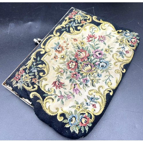 1487 - A Vintage French Tapestry Purse.  19 x 14cm. Fair condition.