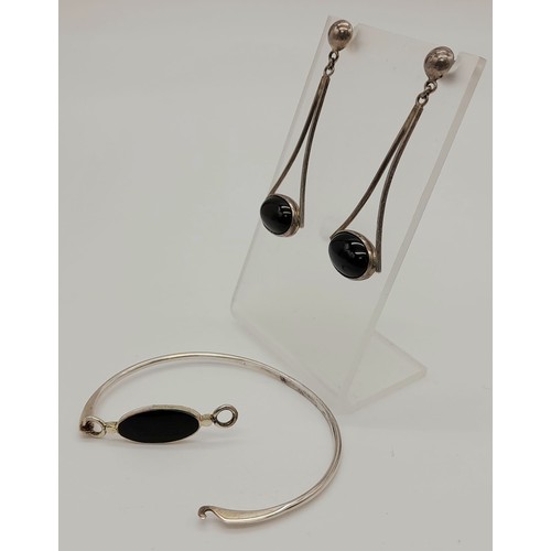 407 - STERLING SILVER ONYX SET DROP EARRINGS 7.5G & STERLING SILVER ONYX SET BANGLE 6.8G TOTAL WEIGHT 14.3... 