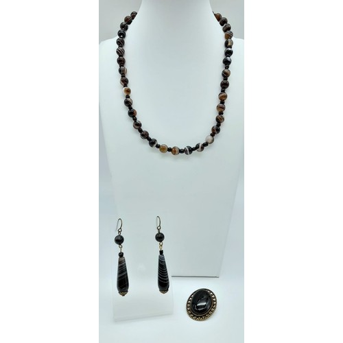 1493 - A Banded Agate Jewellery Suite. Includes a necklace -42cm, pendant - 3.5cm, drop earrings - 5cm.