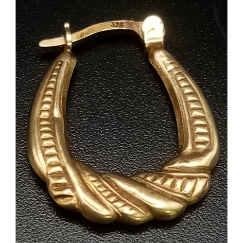 910 - A 9 K gold lot consisting of: 
yellow gold single earring, chain with pendant, ring with stone (all ... 