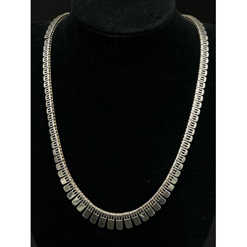 1521 - A SOLID SILVER GRADUATED DOG TOOTH NECKLACE .  16.2gms  40cms