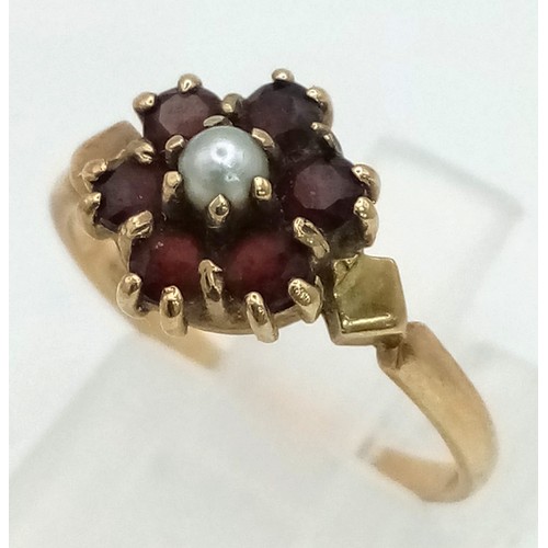 319 - 9K YELLOW GOLD GARNET & PEARL CLUSTER RING. TOTAL WEIGHT 1.8G.  SIZE L