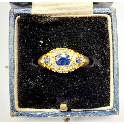 284 - Bright Ceylon sapphire 18K gold cluster ring - The 3 stunning sapphires with a diamond oval surround... 