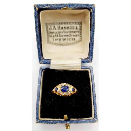 284 - Bright Ceylon sapphire 18K gold cluster ring - The 3 stunning sapphires with a diamond oval surround... 