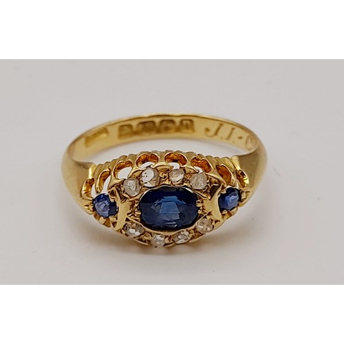 284 - Bright Ceylon sapphire 18K gold cluster ring - The 3 stunning sapphires with a diamond oval surround... 