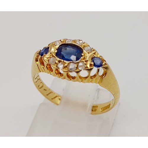 284 - Bright Ceylon sapphire 18K gold cluster ring - The 3 stunning sapphires with a diamond oval surround... 