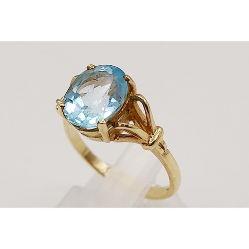 1445 - Bright oval aquamarine in a pretty ring mount. Set in 9k gold. 3.27g total weight.