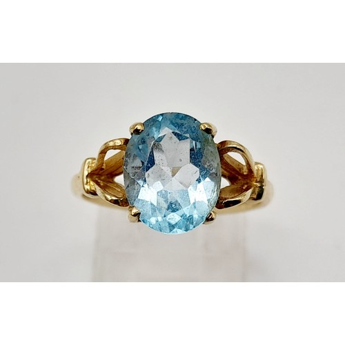 1445 - Bright oval aquamarine in a pretty ring mount. Set in 9k gold. 3.27g total weight.