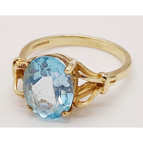 1445 - Bright oval aquamarine in a pretty ring mount. Set in 9k gold. 3.27g total weight.