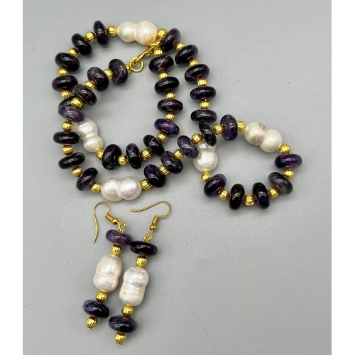 161 - A very feminine amethyst and natural pearl necklace and earrings set. Necklace length: 49 cm, earrin... 