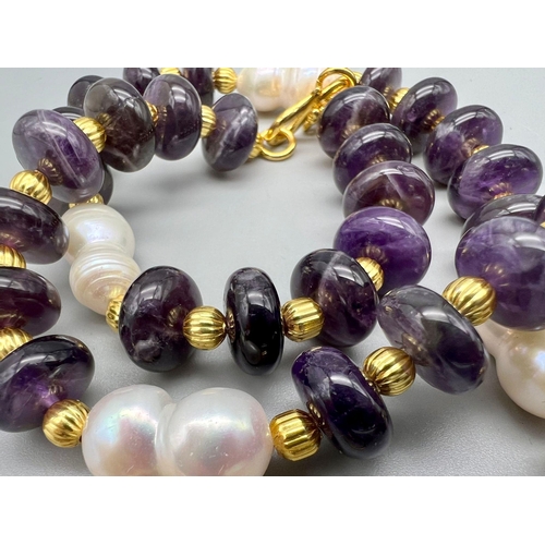 161 - A very feminine amethyst and natural pearl necklace and earrings set. Necklace length: 49 cm, earrin... 