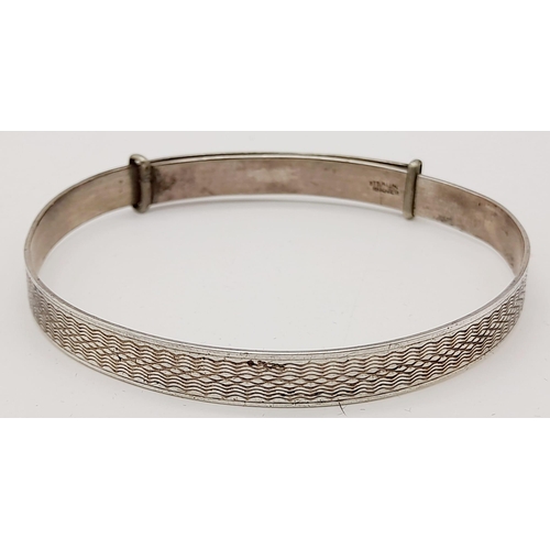 484 - A Selection of 4 925 Silver Bangles. Total Weight 56.78grams