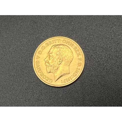 53 - An Antique 1915 22K Gold George V Half Sovereign. 3.99g. Please see photos for conditions.