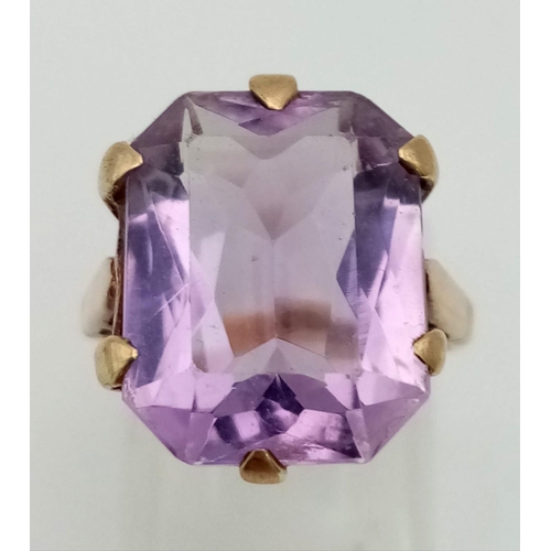 773 - A 9K Gold Amethyst Ring. Large, clean rectangular amethyst.
Size L. 5.57g total weight.