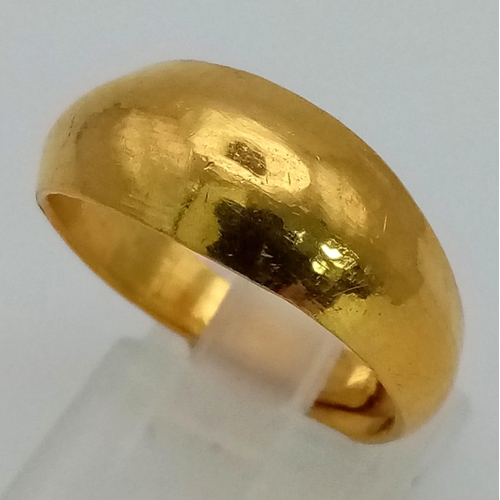 1294 - An 18K Yellow Gold Japanese Band Ring. Size O. 10.88g.
Japanese hallmark.