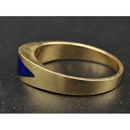 23 - An 18 K yellow gold and blue enamel ring. Size: R, weight: 5.1 g.