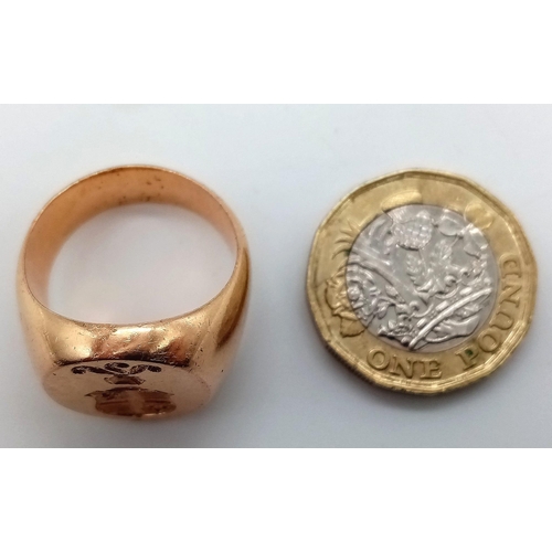 62 - An 18 K yellow gold signet ring with a Heraldic Crest Seal Coat of Arms engraved on top. Ring size: ... 