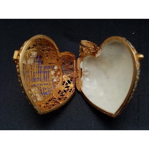 83 - A beautifully made, 18 k yellow gold and enamel heart shaped locket. Dimensions: 30 x 25 x 16 mm (wi... 