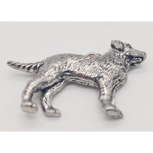 1099 - A sterling silver pendant in the shape of a dog. Length: 42 mm, weight: 7.4 g.