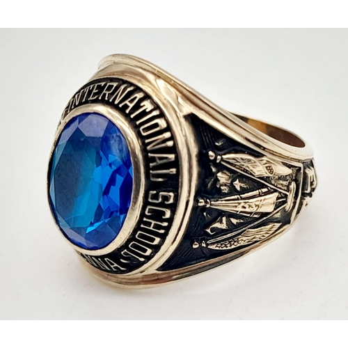 131 - 10K YELLOW GOLD STONE SET AMERICAN INTERNATIONAL SCHOOL VIENNA COLLEGE RING. TOTAL WEIGHT 7.6G. SIZE... 