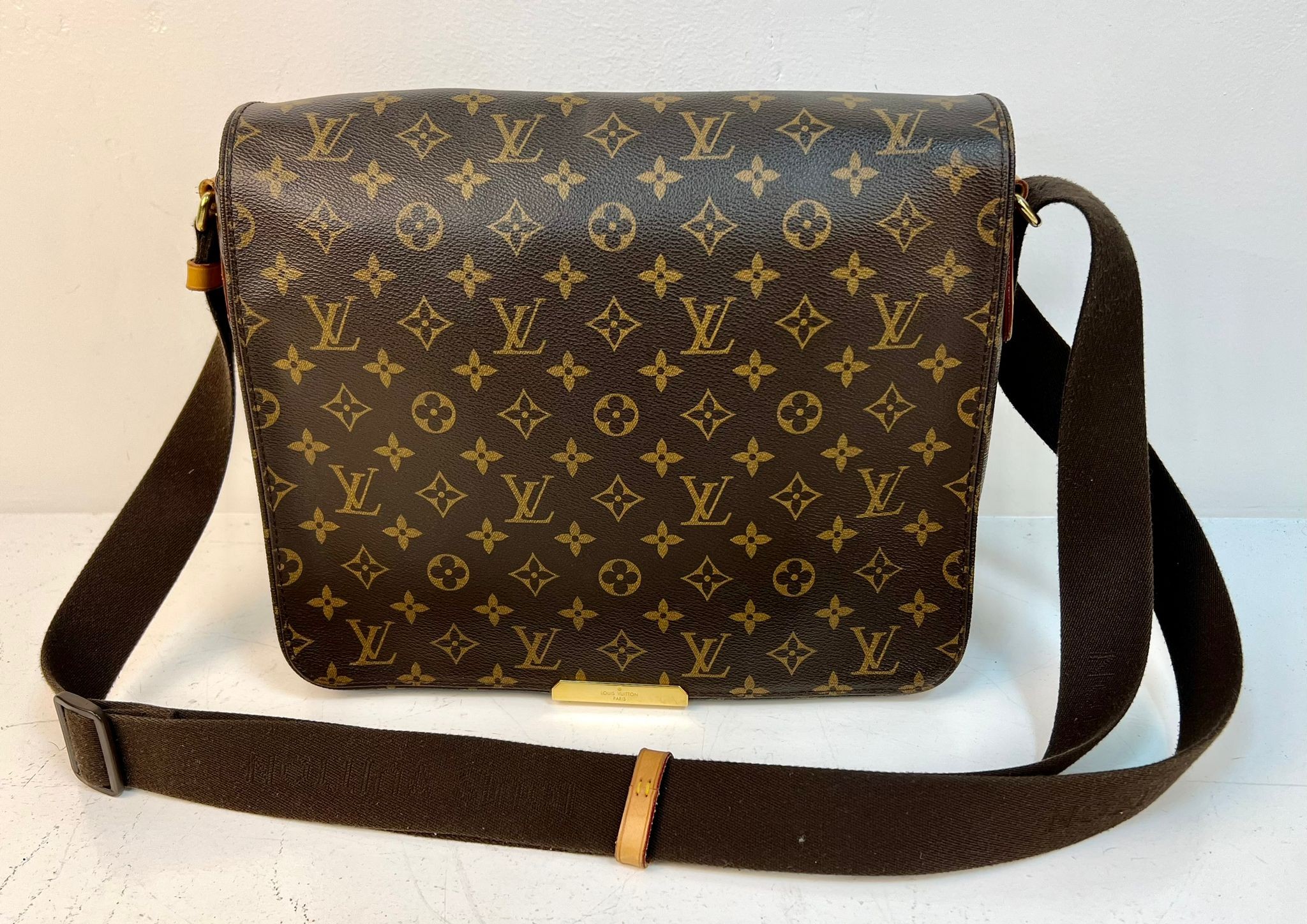 Sold at Auction: Louis Vuitton, Louis Vuitton Monogram Canvas Abbesses  Messenger Bag