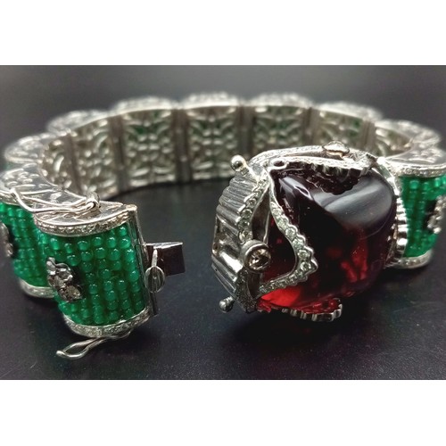 74 - A REAL STATEMENT PIECE OF JEWELLERY, A SENSATIONAL 18K WHITE GOLD BRACELET COVERED IN EMERALDS AND D... 