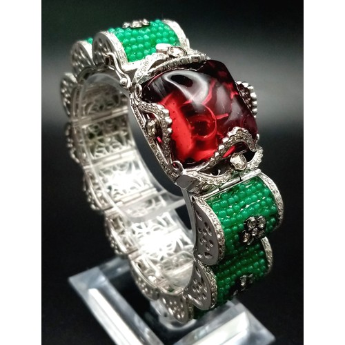 74 - A REAL STATEMENT PIECE OF JEWELLERY, A SENSATIONAL 18K WHITE GOLD BRACELET COVERED IN EMERALDS AND D... 