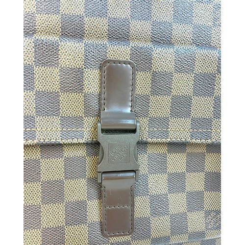 108 - A Louis Vuitton Canvas Messenger Bag with Dust Cover and LV Box. Shoulder strap. Monogram LV canvas.... 