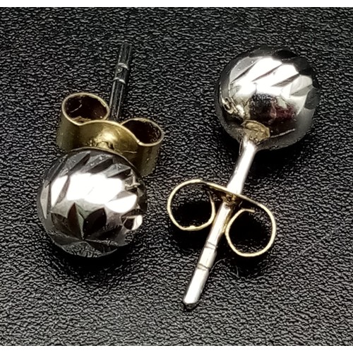 767 - A Vintage Pair of 9 Carat White Gold Detailed Ball Stud Earrings 5mm Diameter. 0.35grams