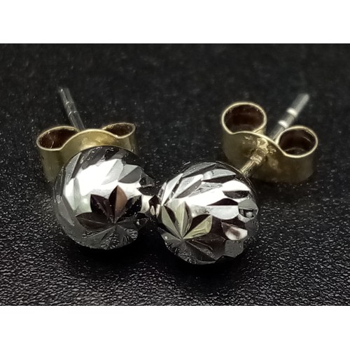 767 - A Vintage Pair of 9 Carat White Gold Detailed Ball Stud Earrings 5mm Diameter. 0.35grams