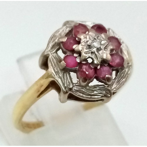 114 - An 18 K yellow gold ring with a cluster of diamonds and rubies. Ring size: N, weight: 3.3 g.