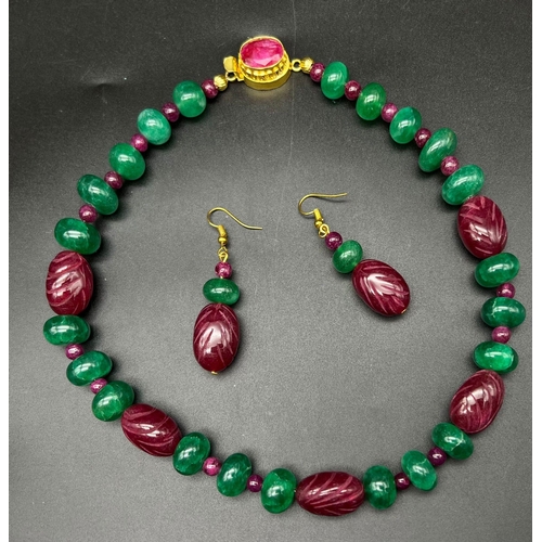 126 - A very impressive emerald and ruby necklace and earrings set. Necklace consists of round, large (15 ... 