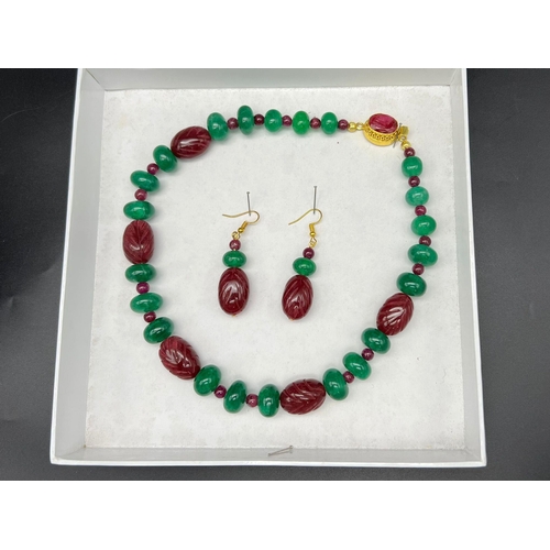 126 - A very impressive emerald and ruby necklace and earrings set. Necklace consists of round, large (15 ... 