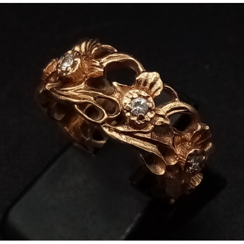 210 - An Art Nouveau, 14 K yellow gold ring with a naturalistic motif and seven diamonds (0.25 carats). Ri... 