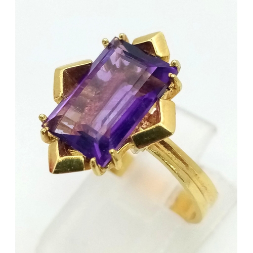 224 - An Art Deco, 18 K yellow gold ring with a magnificent emerald cut amethyst. Ring size: O, weight: 5.... 