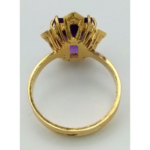 224 - An Art Deco, 18 K yellow gold ring with a magnificent emerald cut amethyst. Ring size: O, weight: 5.... 