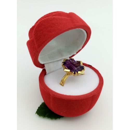 224 - An Art Deco, 18 K yellow gold ring with a magnificent emerald cut amethyst. Ring size: O, weight: 5.... 