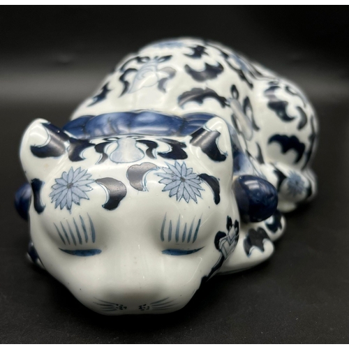 315 - A Chinese, hand painted, Blue and white porcelain cat, with a Qianlong (1736-1796) red seal at botto... 