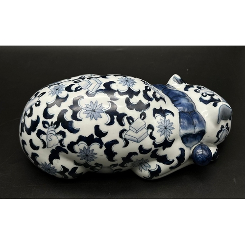 315 - A Chinese, hand painted, Blue and white porcelain cat, with a Qianlong (1736-1796) red seal at botto... 