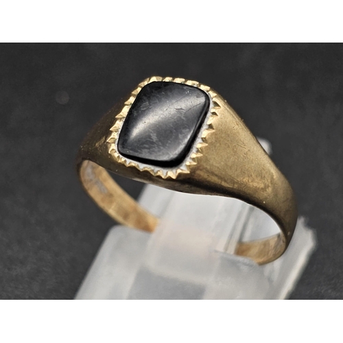 396 - A Vintage 9K Yellow Gold Onyx Signet Ring. Size N. 2.21g total weight.