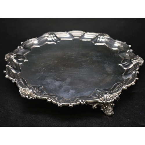 828 - A SOLID SILVER PLATTER MADE BY SPINK & SONS , LONDON IN 1896 .  318gms